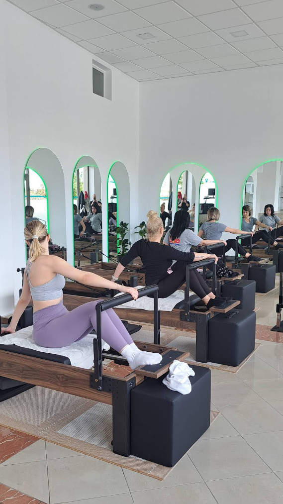 Συνεδρία Pilates Reformer στο φωτεινό studio